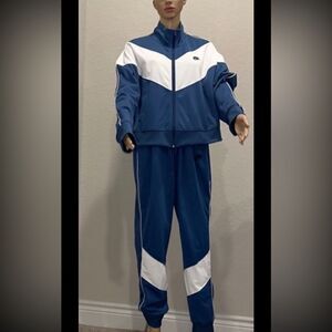 NWOT NIKE Sweat suit in excellent condition.